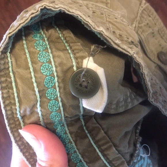 American Eagle Capris. Size 2 - Picture 8 of 8